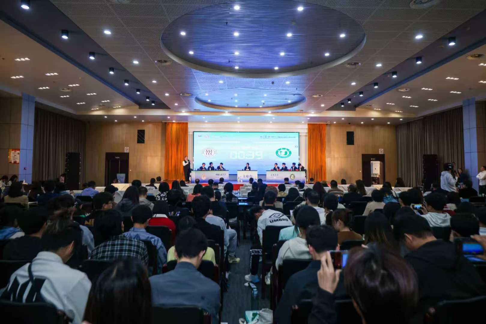 失去受众的辩论，正在越缩越小